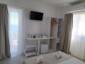 a white room with a tv on the wall at Venti Magici Rooms in Peschici