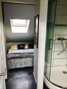 a small bathroom with a bed and a shower at CosyStudio2 Site du Futuroscope in Jaunay-Marigny +37 photos