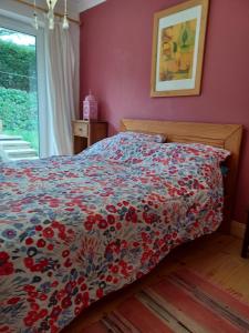 ein Bett mit einer geblümten Bettdecke in einem Schlafzimmer in der Unterkunft Rodali in Lyme Regis