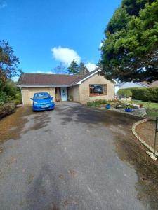 Ein Auto parkte in der Einfahrt eines Hauses. in der Unterkunft Rodali in Lyme Regis