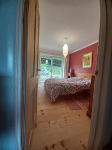 una camera da letto con pareti rosse e un letto in una stanza di Rodali a Lyme Regis 1 altra foto