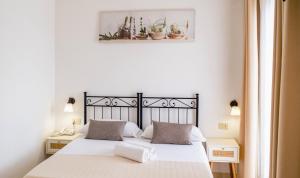 ein Schlafzimmer mit zwei Betten und zwei Nachttischen in der Unterkunft Hotel Sylesia in Letojanni + 23 Fotos