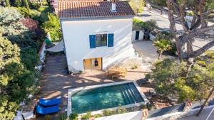 an aerial view of a house with a swimming pool at Lis Oureto in Saint-Cyr-sur-Mer