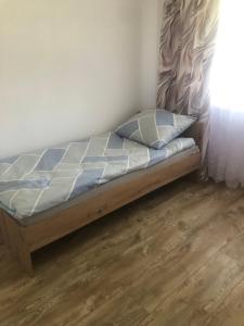 a bed sitting in a corner of a room at Przystań dla rodziny in Tarnów