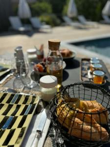 a table topped with food and a basket of food at La Possibilité d'une Ile in Apt