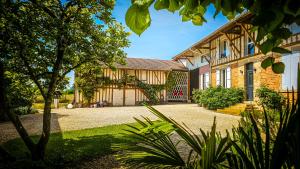 a large house with a gravel driveway in front of it at L'Aube du Lac in Drosnay