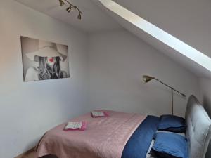 a bedroom with a bed and a picture of a woman at Fay-home in Odorheiu Secuiesc