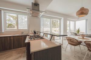 a kitchen with a stove and a counter top at Villa Marni in Xlendi