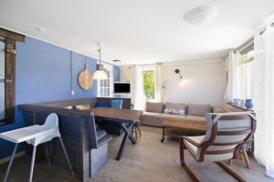 a living room with a table and a couch at De Zilverreiger op camping Oudesluis in Oudesluis