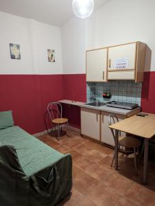 a small kitchen with a bed and a table at Residence Ristorante Baobab in Controguerra