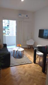 uma sala de estar com uma mesa de centro e um piano em Apartamento Las Heras em Buenos Aires