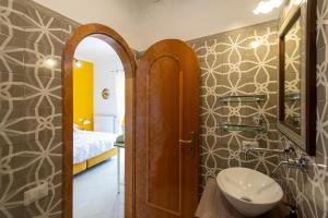 a bathroom with a sink and a toilet in a room at Il Giardino Dei Limoni in Praiano