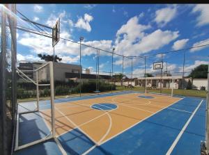 a basketball court with a basketball hoop at Apartamento in Campo Largo +2 photos
