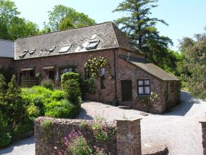 an old brick house with windows and flowers at Bossington- Ukc4921 in Timberscombe