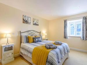 a bedroom with a bed and a window at Cut Lloi in Llanfair Caereinion