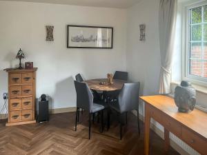 a dining room table and chairs in a room at The Cottage in Castle Hedingham