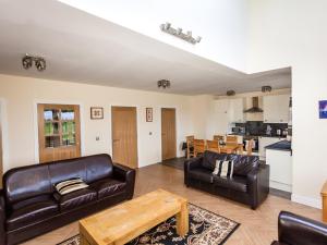 a living room with a couch and a table at One Eden Cottage - Ukc6253 in Linlithgow