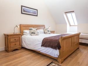 a bedroom with a bed with white sheets and pillows at One Eden Cottage - Ukc6253 in Linlithgow +3 photos