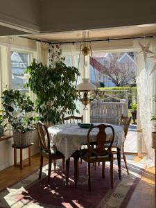 a dining room with a table and chairs at Bo nära strand och city. in Västra Frölunda