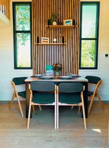 ein Esszimmer mit Tisch und Stühlen in der Unterkunft Tinyhouse WeserNest in Sandstedt