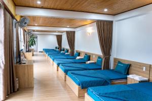 a row of blue beds in a waiting room at KDL Pauon Ecolakes in Quỳnh Nhai