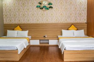 two beds in a room with wooden walls at KDL Pauon Ecolakes in Quỳnh Nhai