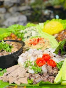 a plate of food with tomatoes and other vegetables at KDL Pauon Ecolakes in Quỳnh Nhai