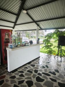 an outdoor kitchen with a counter with a table at Quinta Campestre Bella Vista in Acacías
