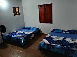 a room with two beds and a window at Quinta Campestre Bella Vista in Acacías