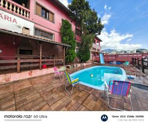 a swimming pool in front of a building at Hotel Avenida Paraísopolis MG in Paraisópolis