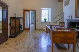 ein Zimmer mit einem Holzschreibtisch und einem Kamin in der Unterkunft Palazzo Perez in Belvedere Marittimo