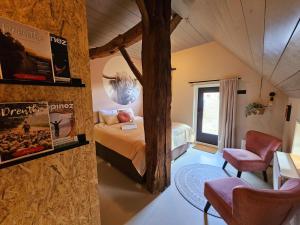a hotel room with a bed and a chair at B&B De Emmer in Noord-Sleen