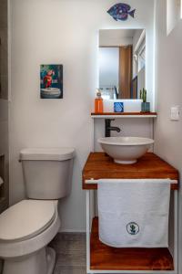 ein Badezimmer mit Toilette und Waschbecken in der Unterkunft Beach Front Lux Containers in La Ventana + 37 Fotos