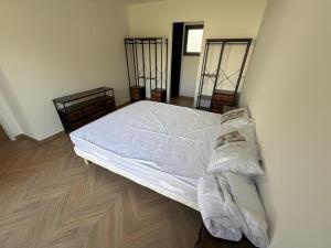 a bedroom with a large bed with white sheets at Villa eger in Ruoms