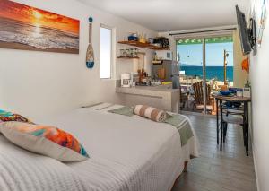 ein Schlafzimmer mit Bett und Meerblick in der Unterkunft Beach Front Lux Containers in La Ventana