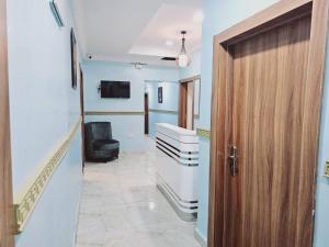 a hallway with a door and a chair in a room at Summer Breeze Guest House in Suru Lere +17 photos