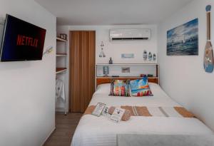 ein Schlafzimmer mit einem Bett und einem Fernseher an der Wand in der Unterkunft Beach Front Lux Containers in La Ventana