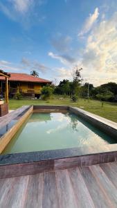 a pool of water sitting on top of a wooden deck at Recanto do curio in Aparecida