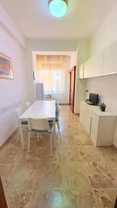 a kitchen and dining room with a table and chairs at La casa al mare in Grottammare