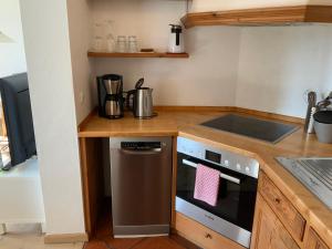 a kitchen with a stove and a counter top at Ferienwohnung Christensen in Murnau am Staffelsee
