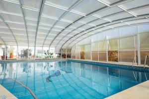 a large swimming pool with a ceiling at Dii Beach House - Piscina Aquecida 28º-32º C in Torres Vedras