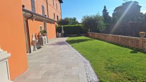 a courtyard of a house with a grass yard at La tana del geco in Iseo