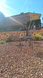 two metal benches sitting on top of a stone ground at La tana del geco in Iseo