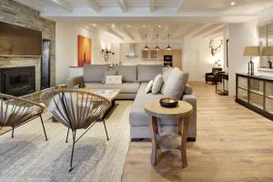 sala de estar con sofá y mesa en Val de Ruda Luxe 36 by FeelFree Rentals, en Baqueira Beret