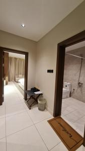 a room with a bathroom with a shower and a mirror at شقق ضيافة خاصه خدمة ذاتية in Buraydah