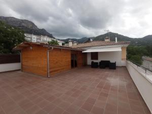 a house with a patio with mountains in the background at Casa Carmen in Cazorla