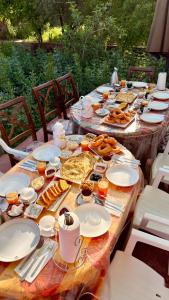 a long table with plates of food on it at Palmas Magramane Ogandou in Skoura