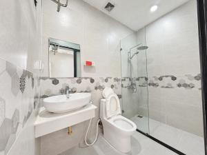 a bathroom with a toilet and a sink and a shower at Lam Stay Grand World Phu Quoc in Phú Quốc