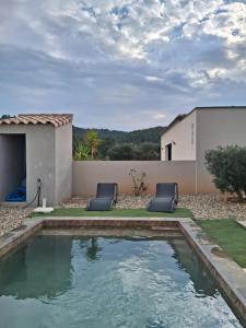 a swimming pool in the backyard of a house at Maison avec piscine in Cessenon