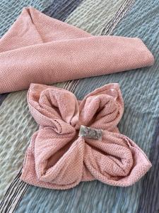 a pink blanket with a bow on a bed at Haus Kormoran Borkum in Borkum +104 photos